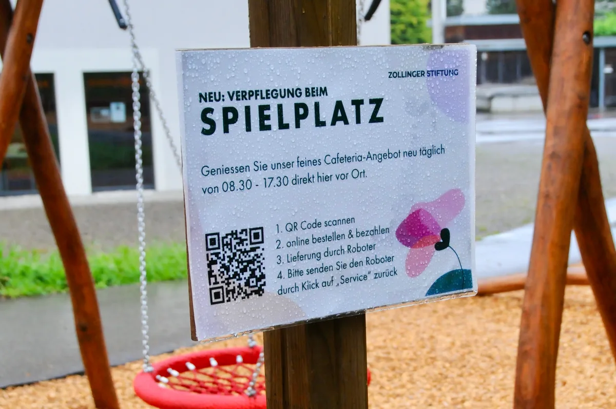 Man sieht eine Anleitungstafel für die Bestellung beim Serviceroboter.